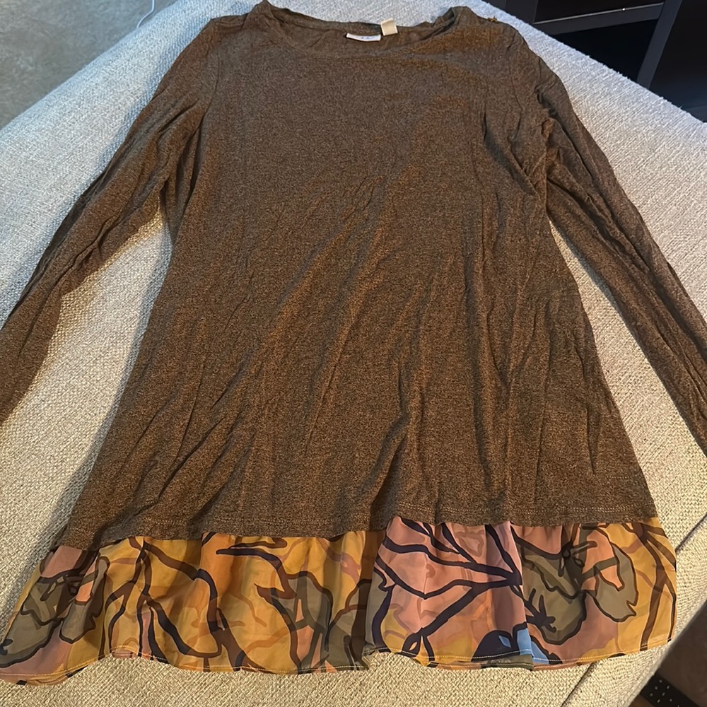 Brown loose fit long sleeve top logo by lori Goldstein size medium.